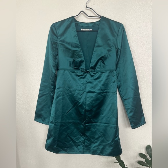 Abercrombie & Fitch Green Low Cut bow front dress - Picture 2 of 5